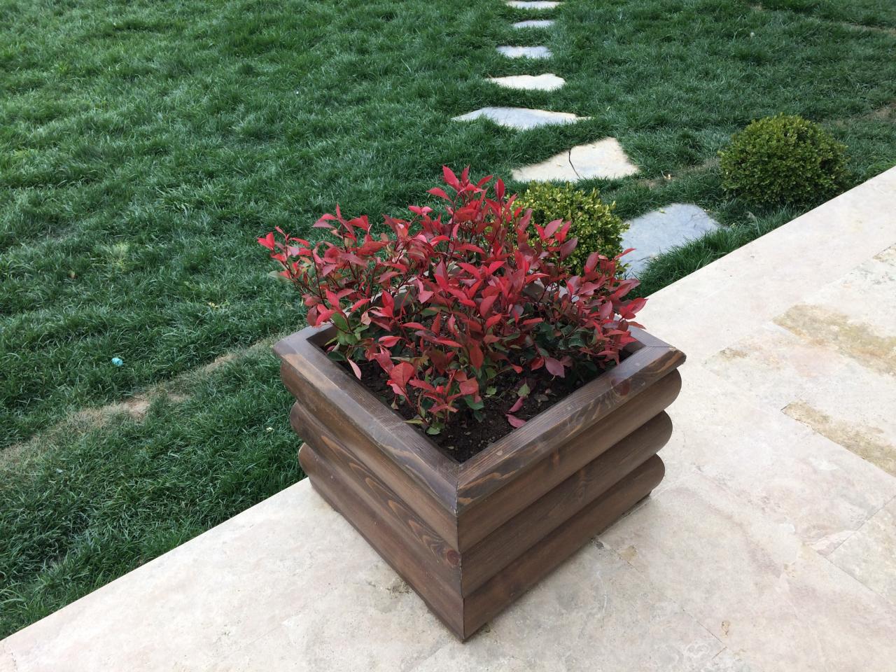 BAHÇE DÜZENİNİN ÖZEL TASARIMI AHŞAP SAKSI