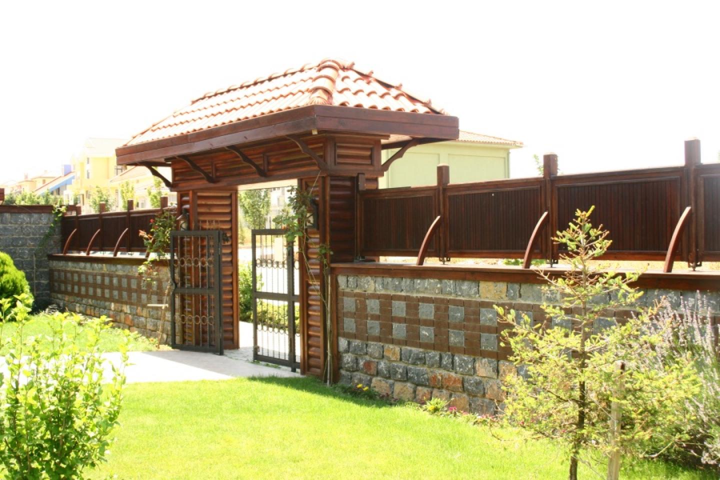 SİTE GİRİŞLERİNİN AHŞAP OLMASININ ÖNEMİ